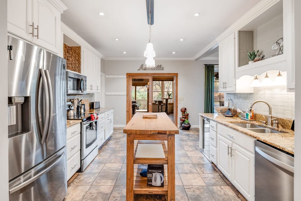 Fully equipped kitchen with wine cooler