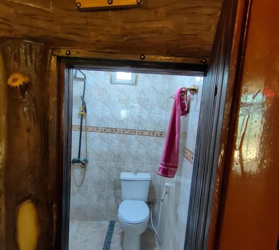 Classic Bungalow | Bathroom | Hair dryer, slippers, shampoo, toilet paper