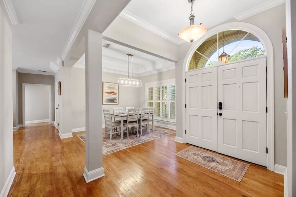 Step into a spacious and welcoming foyer, conveniently located adjacent to the dining area.
