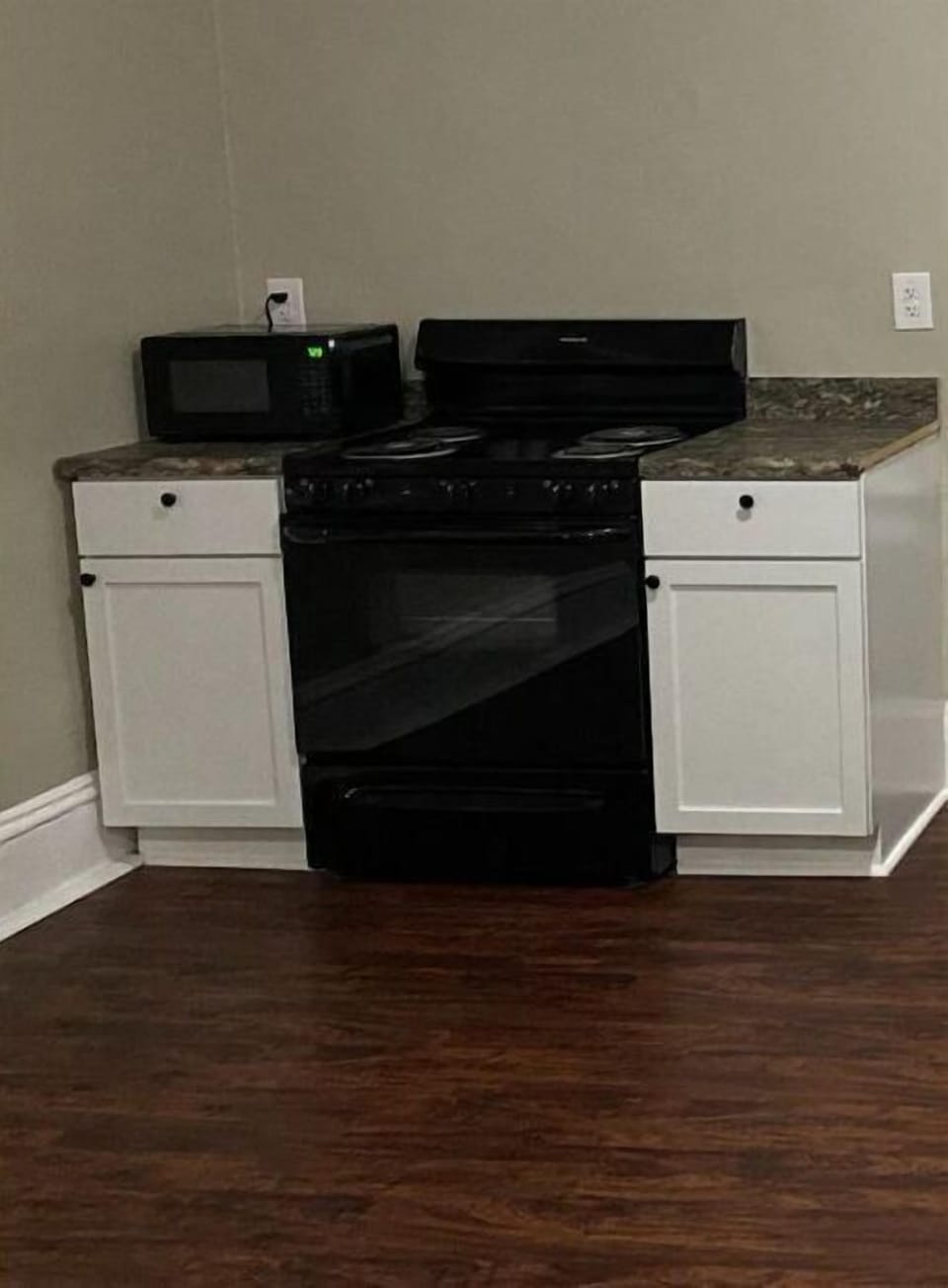 Club Calloway kitchen - microwave, stove top, and oven