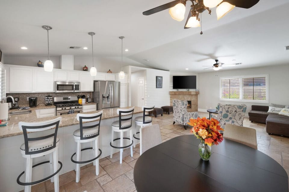 Open living & kitchen area w/ large island seating, ideal for group gatherings
