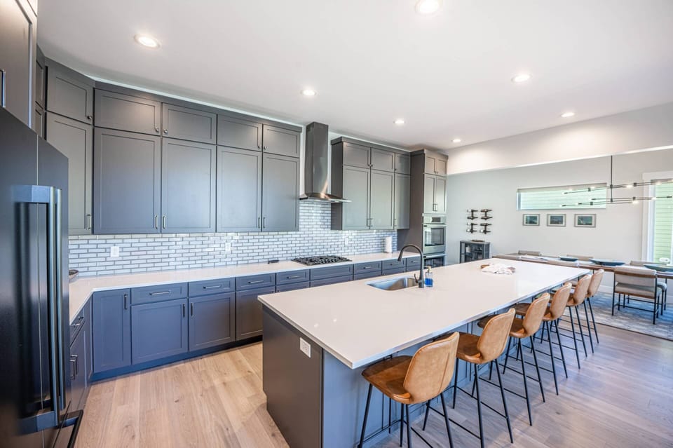 Gourmet Chef's Kitchen: Fully-Equipped Modern Space with 5-Seat Breakfast Bar. We provide cooking equipment so you don't have to bring anything from h