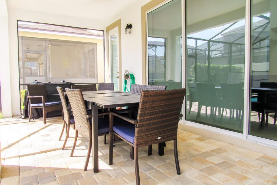 Grand lanai area to shade from the sun