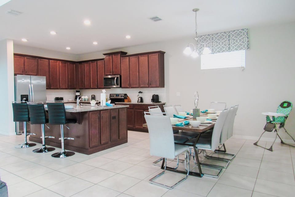Breakfast bar and kitchen dining area