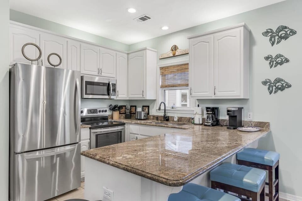  Full Size Refrigerator With Ice Maker