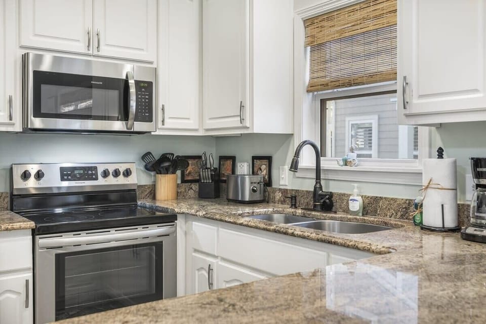 Fully Stocked Kitchen!