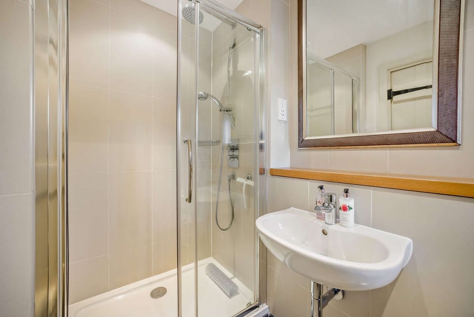 The Byres Shower Room - StayCotswold