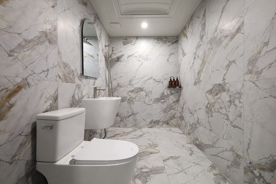 Standard Twin Room, Non Smoking, Mountain View | Bathroom | Shower, slippers