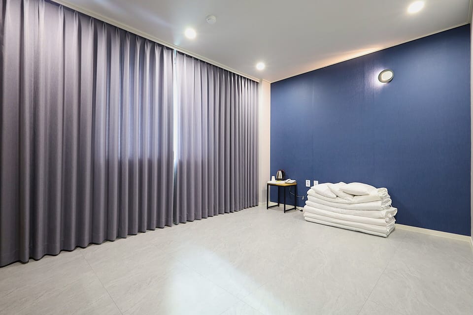 Standard Room, Non Smoking, Mountain View | Desk, blackout drapes, soundproofing, iron/ironing board