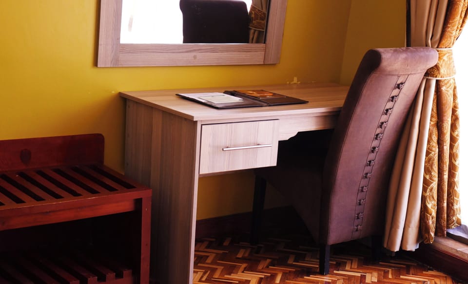 Deluxe Room | 1 bedroom, in-room safe, iron/ironing board, free WiFi