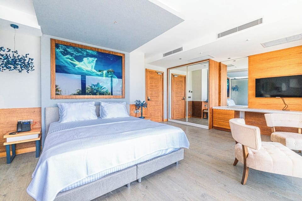 Superior Studio Suite | Premium bedding, memory foam beds, in-room safe, free WiFi