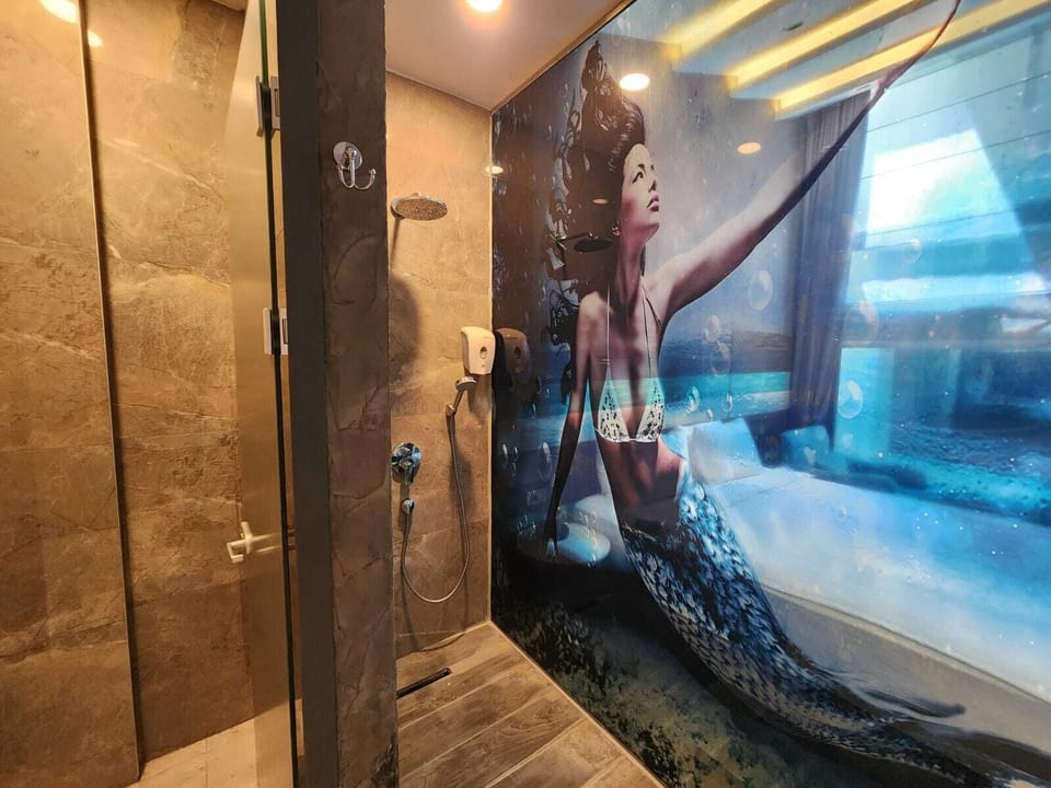 Economy room | Bathroom | Shower, rainfall showerhead, eco-friendly toiletries, hair dryer