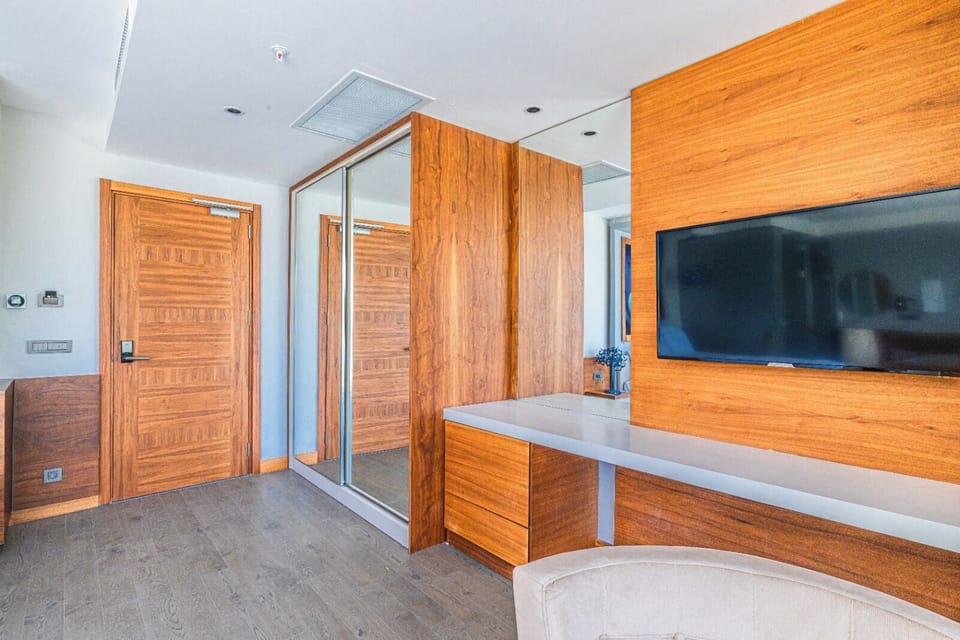 Superior Studio Suite | Premium bedding, memory foam beds, in-room safe, free WiFi