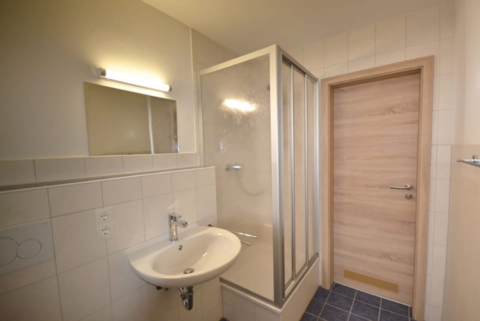 Single Room | Bathroom | Shower, towels, soap, toilet paper