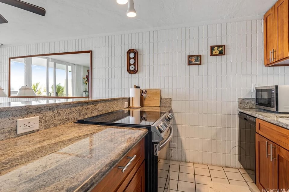 Luxury Condo | Private kitchen | Coffee/tea maker, full-size fridge, microwave, oven