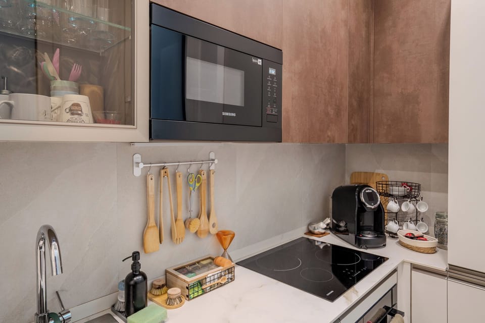 Full-size fridge, microwave, oven, stovetop