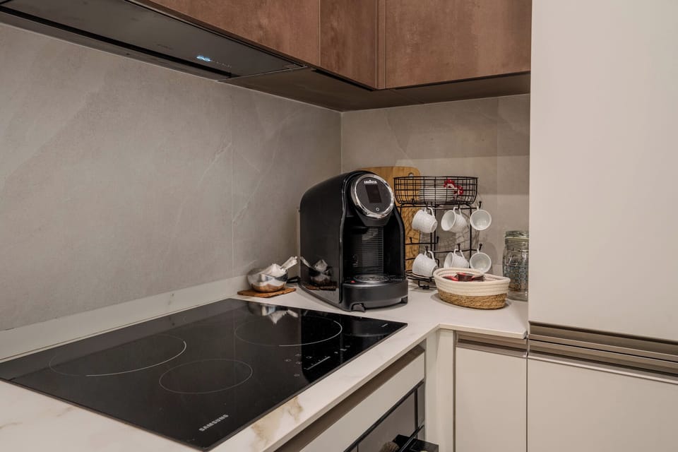 Full-size fridge, microwave, oven, stovetop