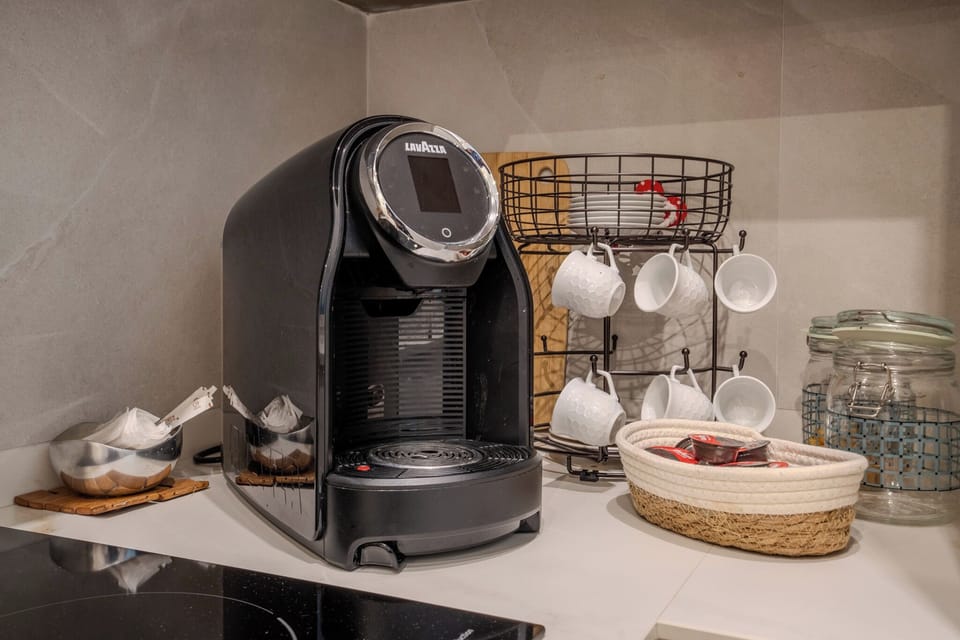 Full-size fridge, microwave, oven, stovetop