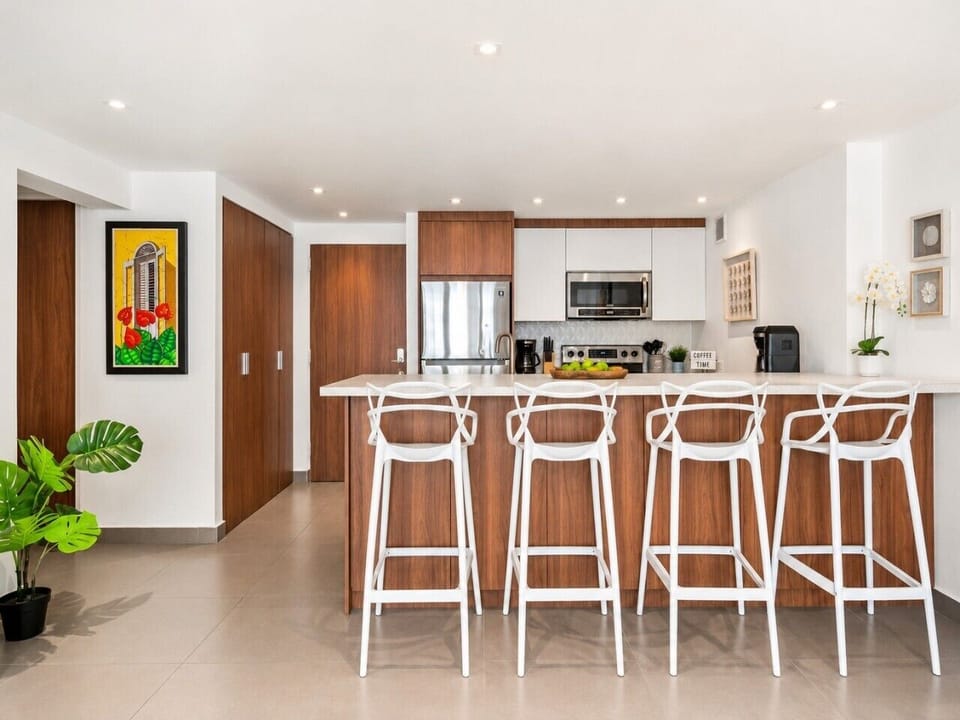 Breakfast bar with seating for four