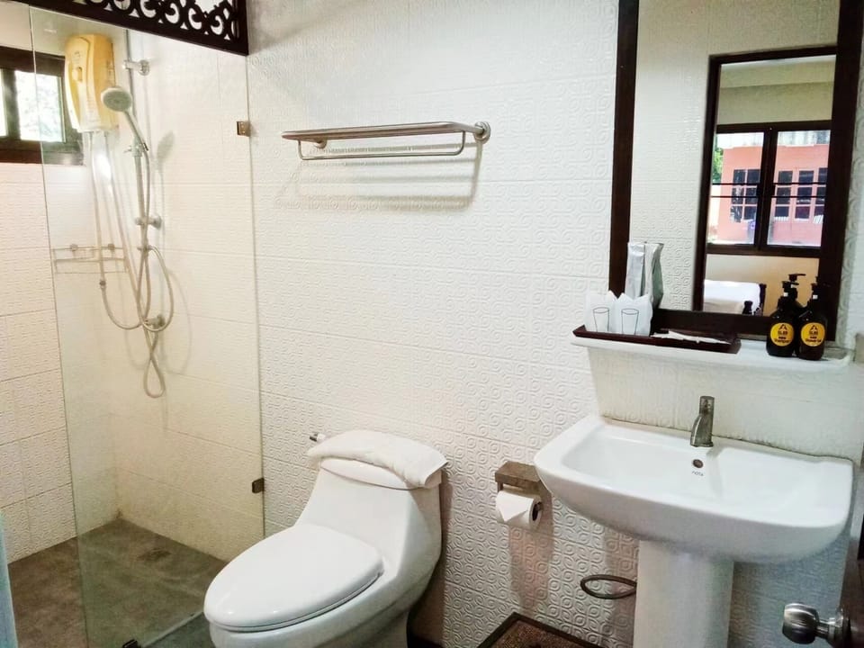 Superior Twin Room | Bathroom | Shower, rainfall showerhead, free toiletries, towels