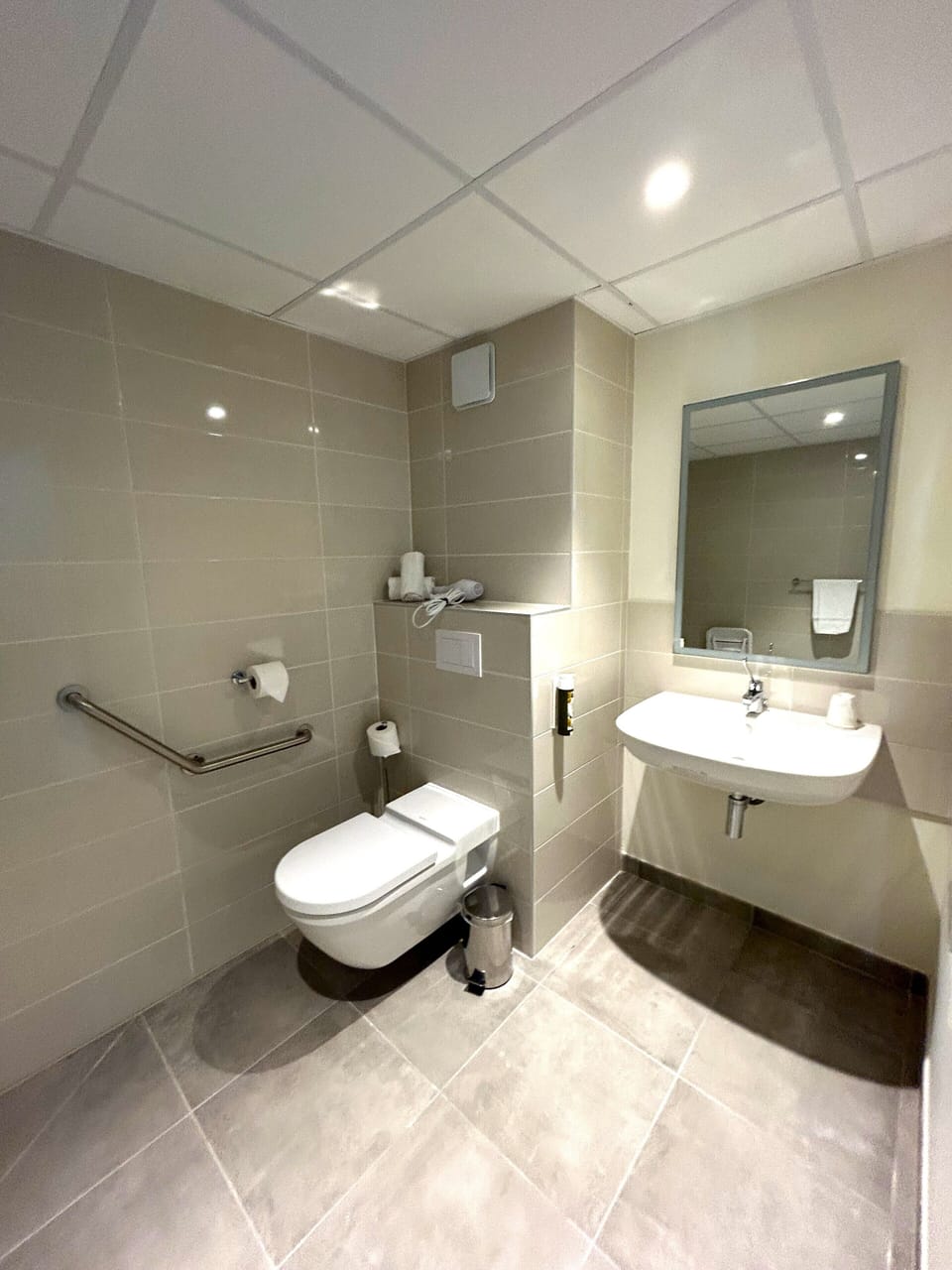 Superior Room | Bathroom | Shower, hair dryer, towels