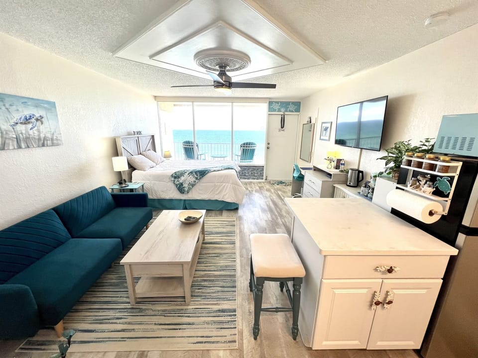 The whole penthouse can see the Ocean