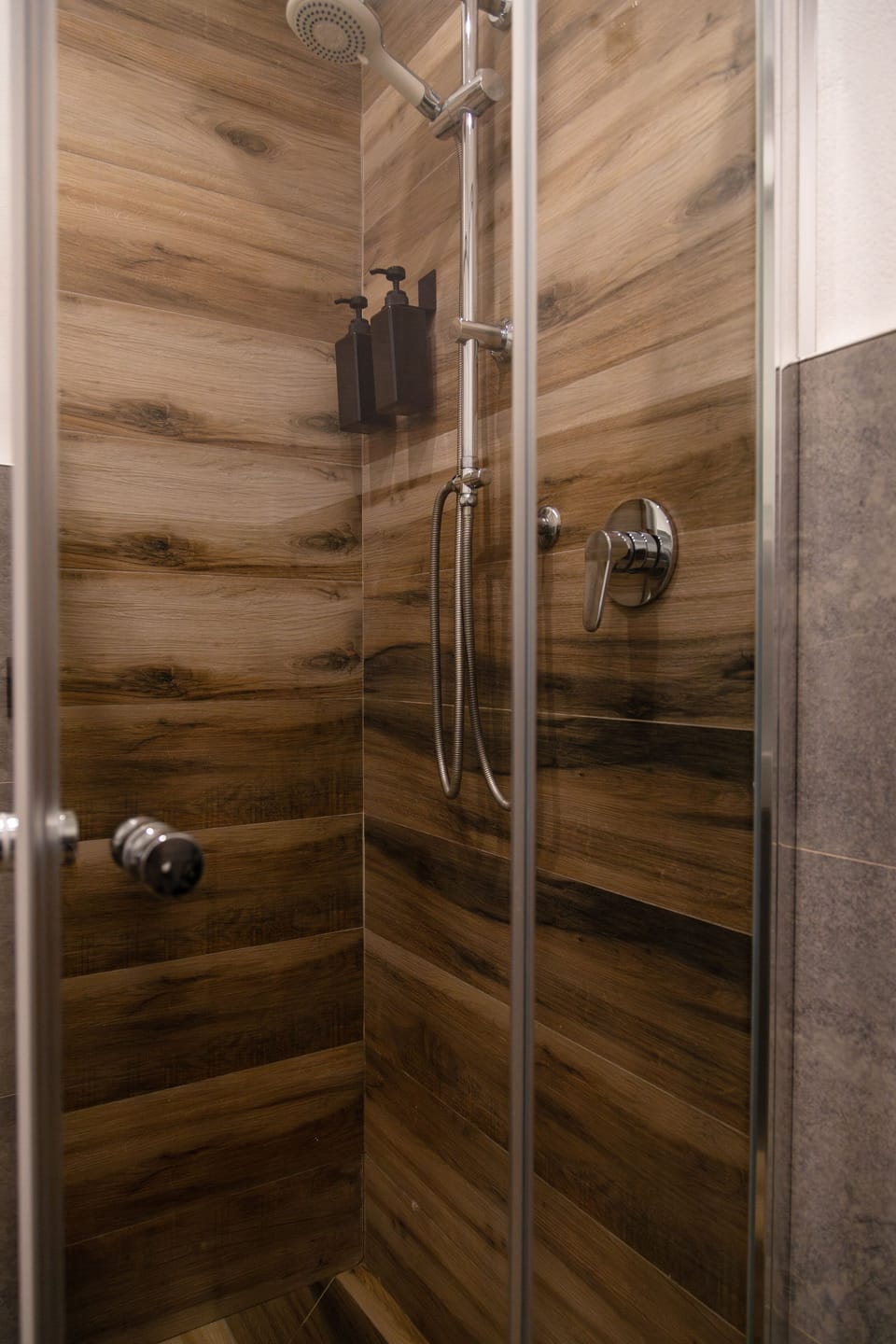 Premium Double Room | Bathroom | Shower, rainfall showerhead, free toiletries, hair dryer