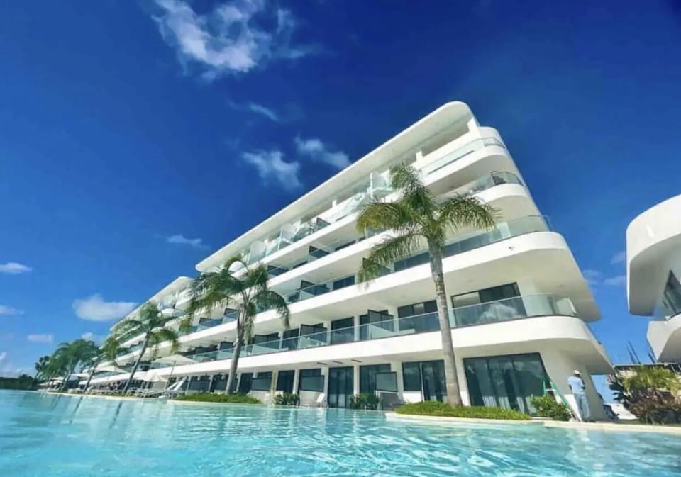 Condo with a magnificent infinity pool view