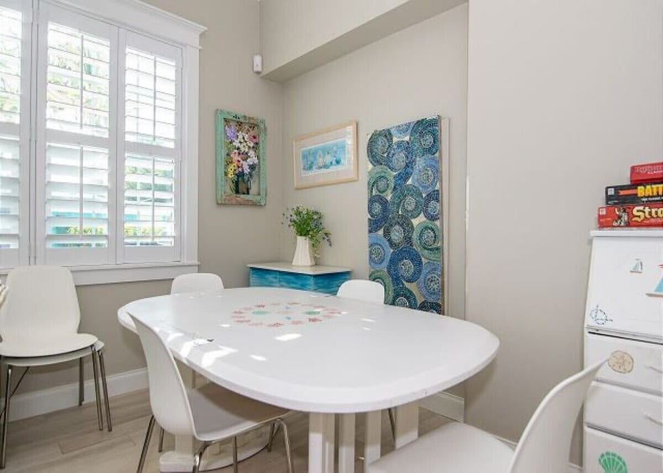 Dining Area - table expands to fit 4-6 people