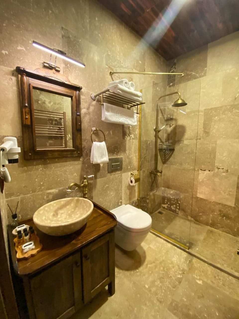 Deluxe Room | Bathroom | Free toiletries, hair dryer, slippers, towels