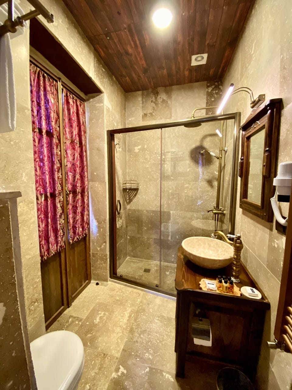 Elite Room | Bathroom | Free toiletries, hair dryer, slippers, towels