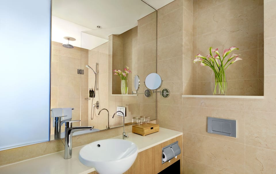Premier Queen Room | Bathroom | Shower, free toiletries, hair dryer, slippers