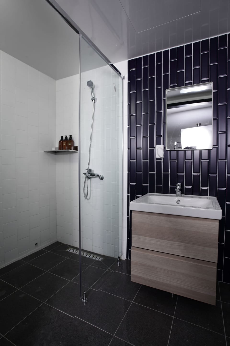 Suite (B, Base pax 4, Parking) | Bathroom | Hair dryer, slippers, towels