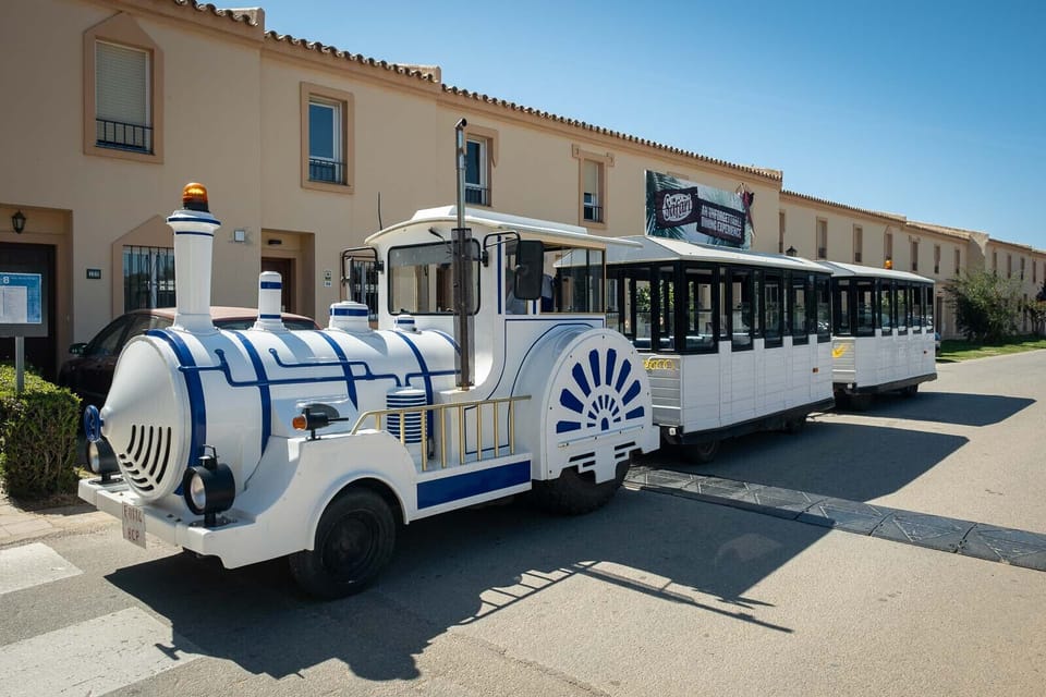The resort has a free train service that stops at the door of the urbanisation and runs to the main points of the resort, including beaches, restaurants, clinics, supermarkets and the beach.