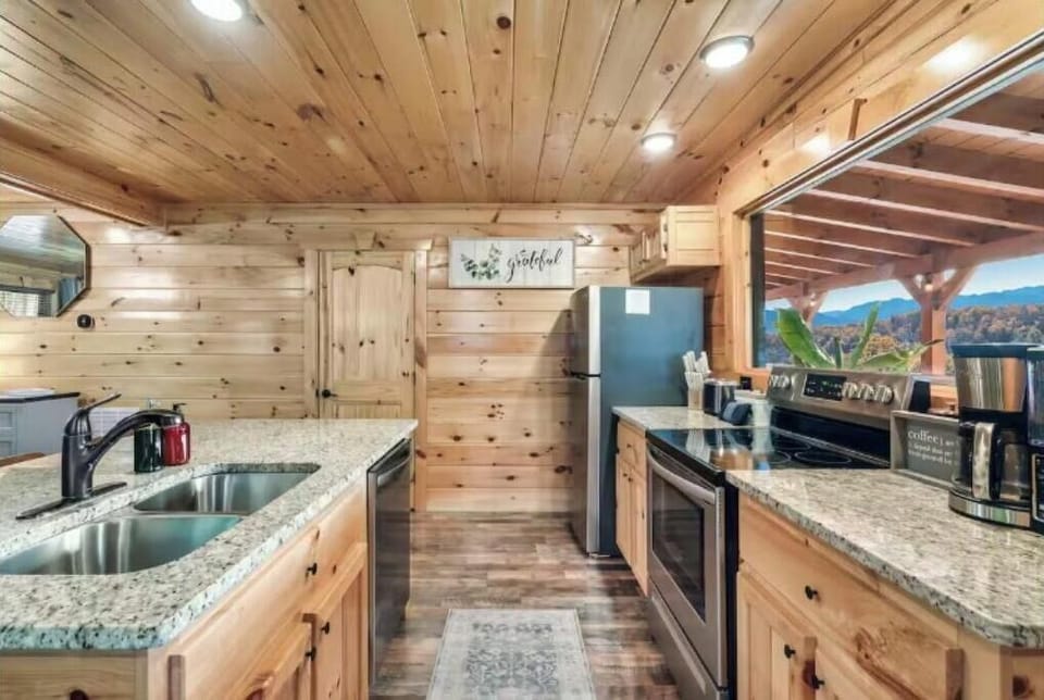 180 degree mountain views plus a fully stocked kitchen!