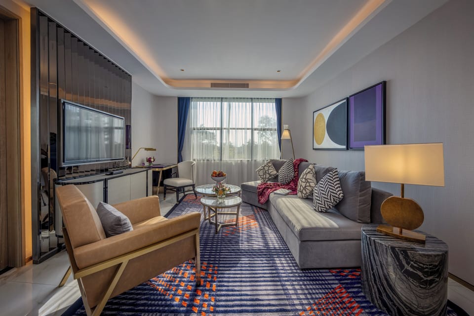 Executive Suite (Glee) | Egyptian cotton sheets, premium bedding, free minibar items