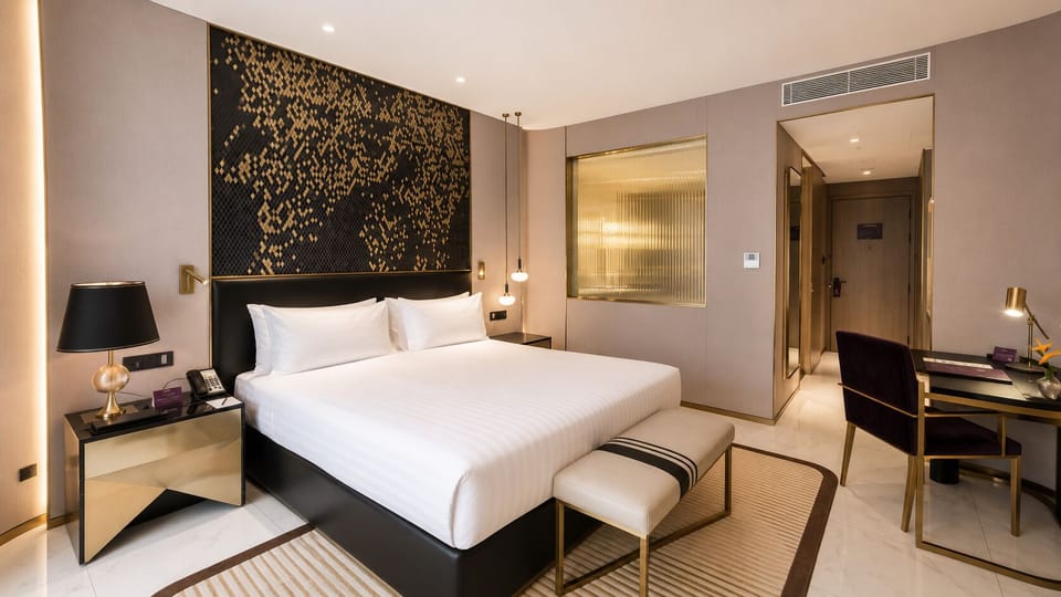 Egyptian cotton sheets, premium bedding, minibar (some free items)