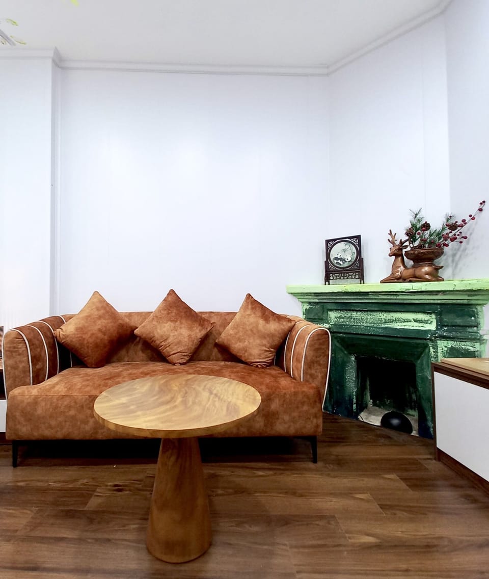 Panoramic Room | Living area | 43-inch flat-screen TV with digital channels