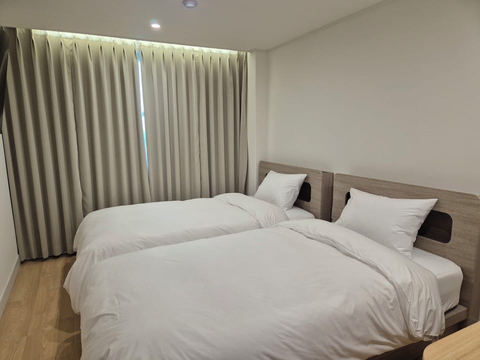 Standard Twin Room | Premium bedding, down comforters, blackout drapes, soundproofing