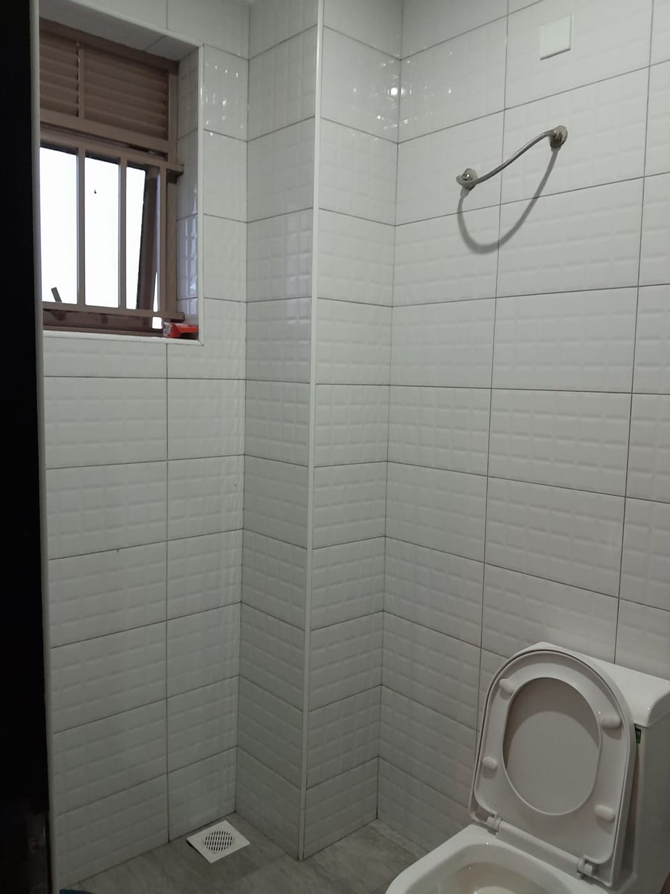 Shower, rainfall showerhead, free toiletries, towels