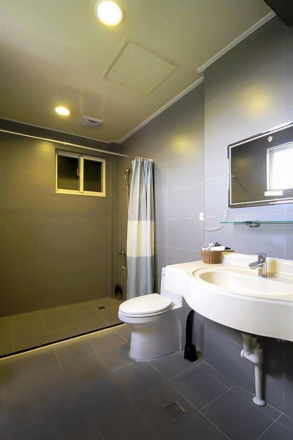 Family Room | Bathroom | Shower, free toiletries, hair dryer, slippers