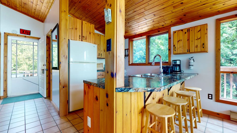 Pull up a seat at the kitchen island, perfect to entertain guests.