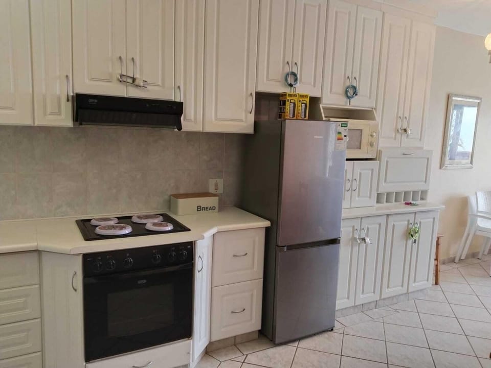 Family Apartment | Private kitchen | Full-size fridge, microwave, oven, electric kettle
