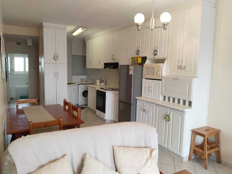 Family Apartment | Private kitchen | Full-size fridge, microwave, oven, electric kettle