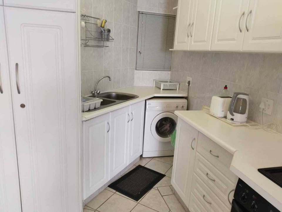 Family Apartment | Private kitchen | Full-size fridge, microwave, oven, electric kettle