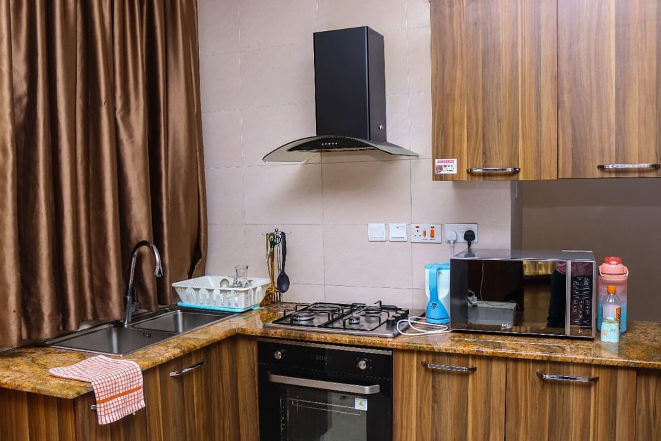 Deluxe Apartment | Private kitchen | Fridge, microwave, cookware/dishes/utensils, dining tables