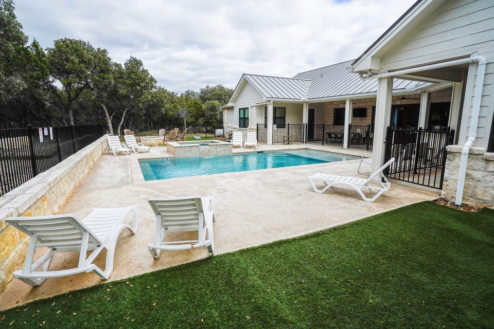 The fence between the pool and the back door is not child proof. 