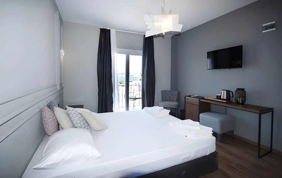 Deluxe Room | Minibar, in-room safe, desk, laptop workspace