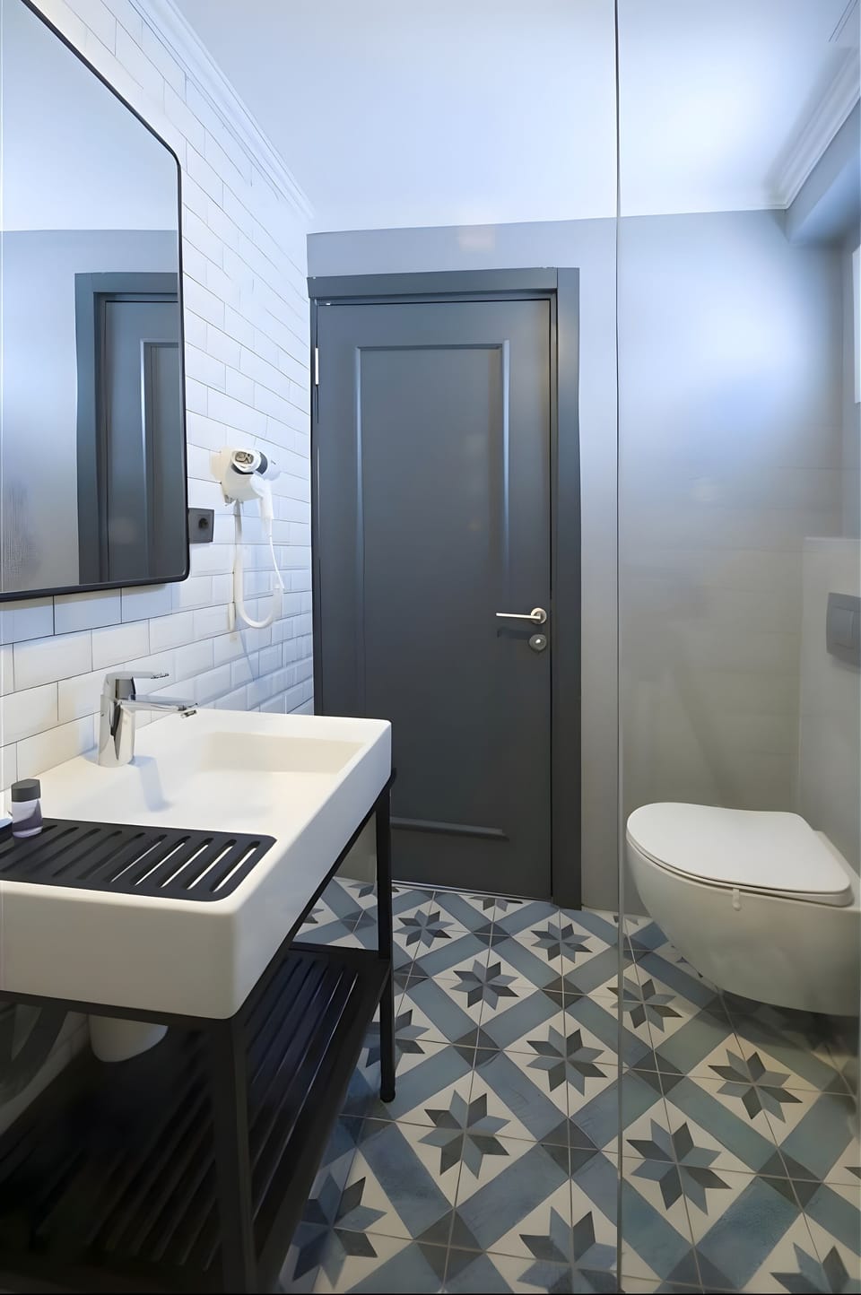 Deluxe Room | Bathroom | Shower, rainfall showerhead, hair dryer, slippers