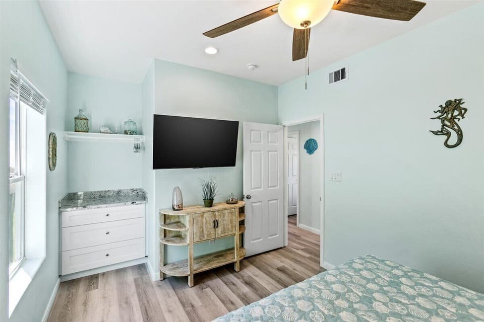 3rd King bedroom with Roku Smart TV